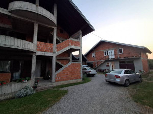 Plac sa objektima industrijska zona Glamočani