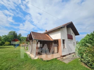 Odlična kuća/plac 2085m2/ pored rijeke/Slatina