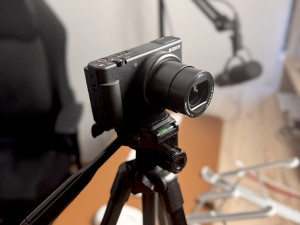 Kamera Sony ZV-1 + Baterije + Punjac + Stativ