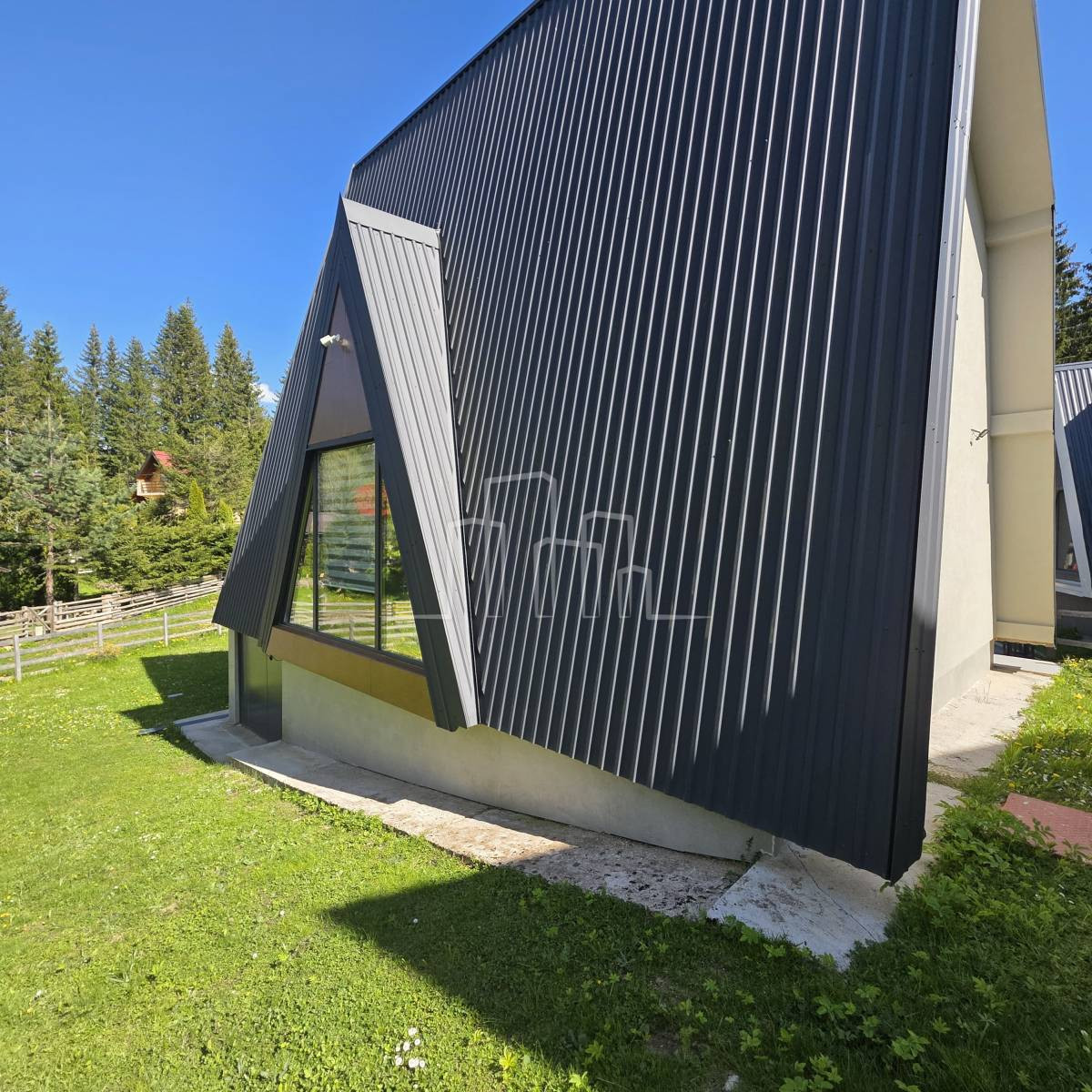 Kuća površine 110m2 Dvorišta Jahorina na placu od 510m2 4
