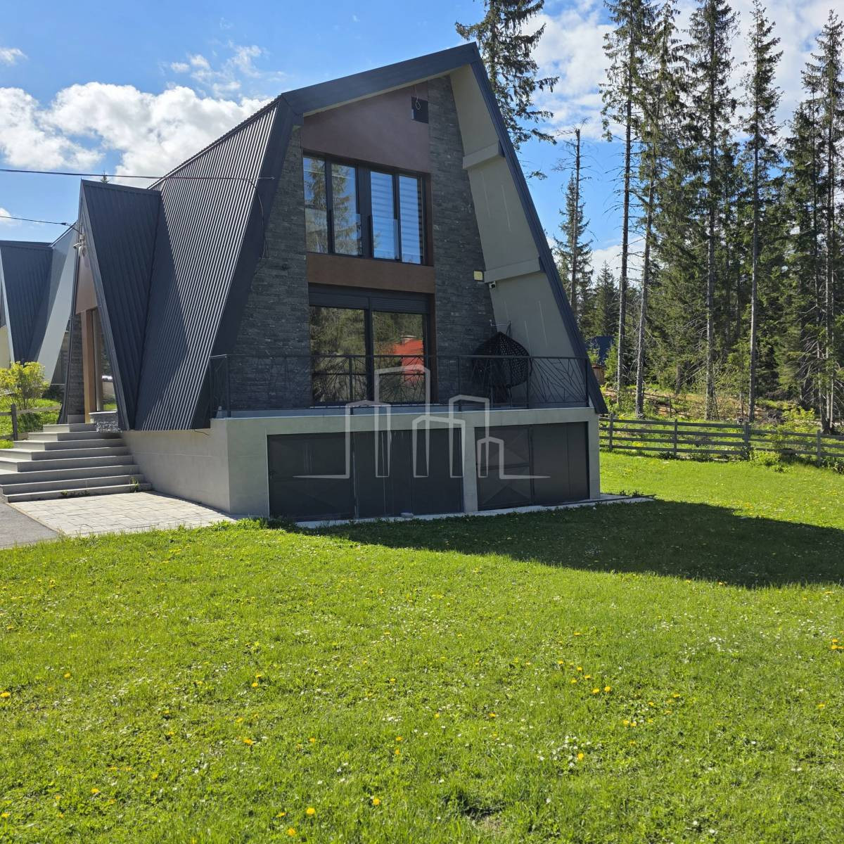 Kuća površine 110m2 Dvorišta Jahorina na placu od 510m2 5