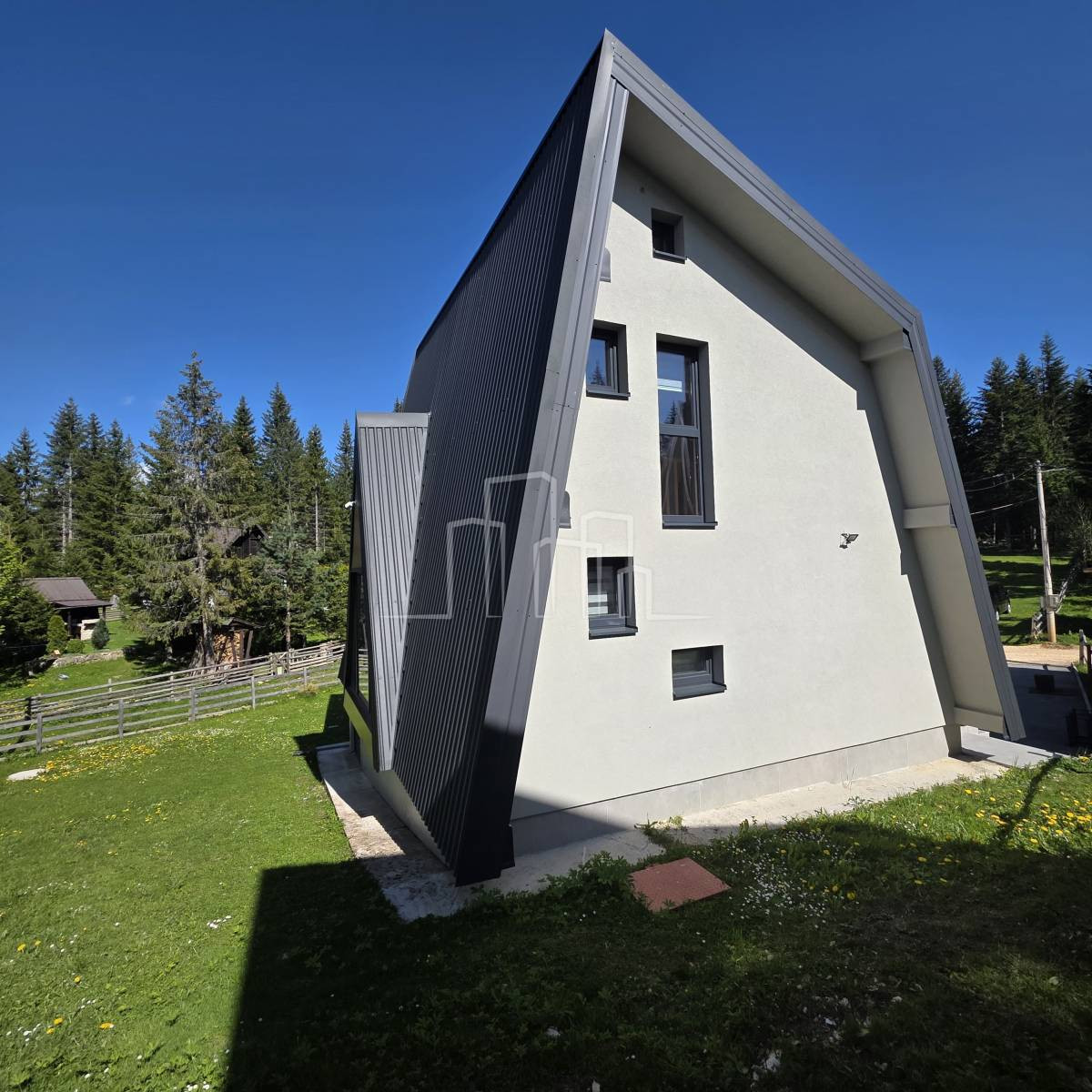 Kuća površine 110m2 Dvorišta Jahorina na placu od 510m2 11