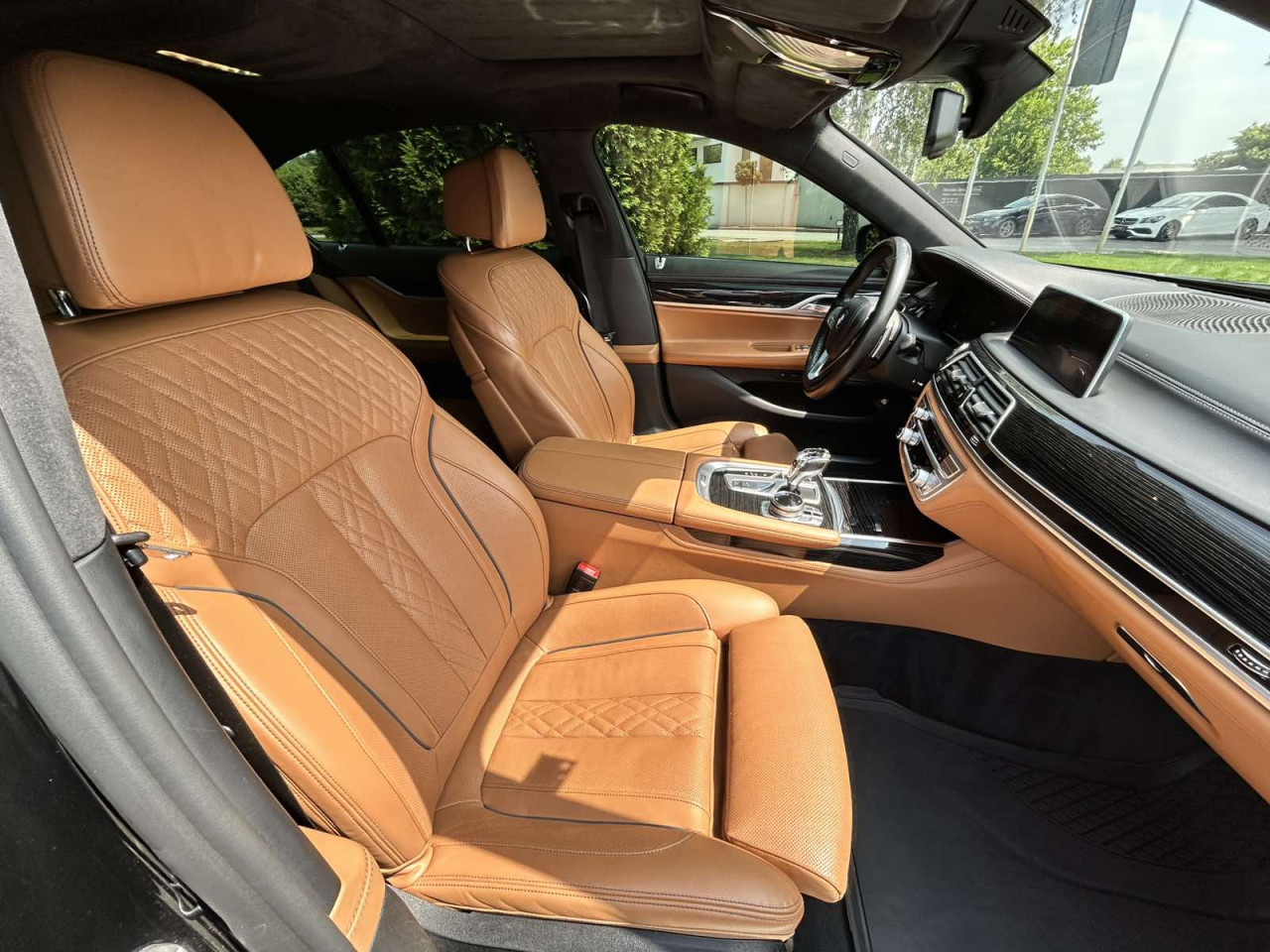 BMW 750i xDrive M - FULL Oprema