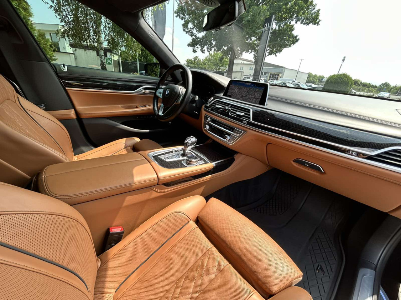BMW 750i xDrive M - FULL Oprema