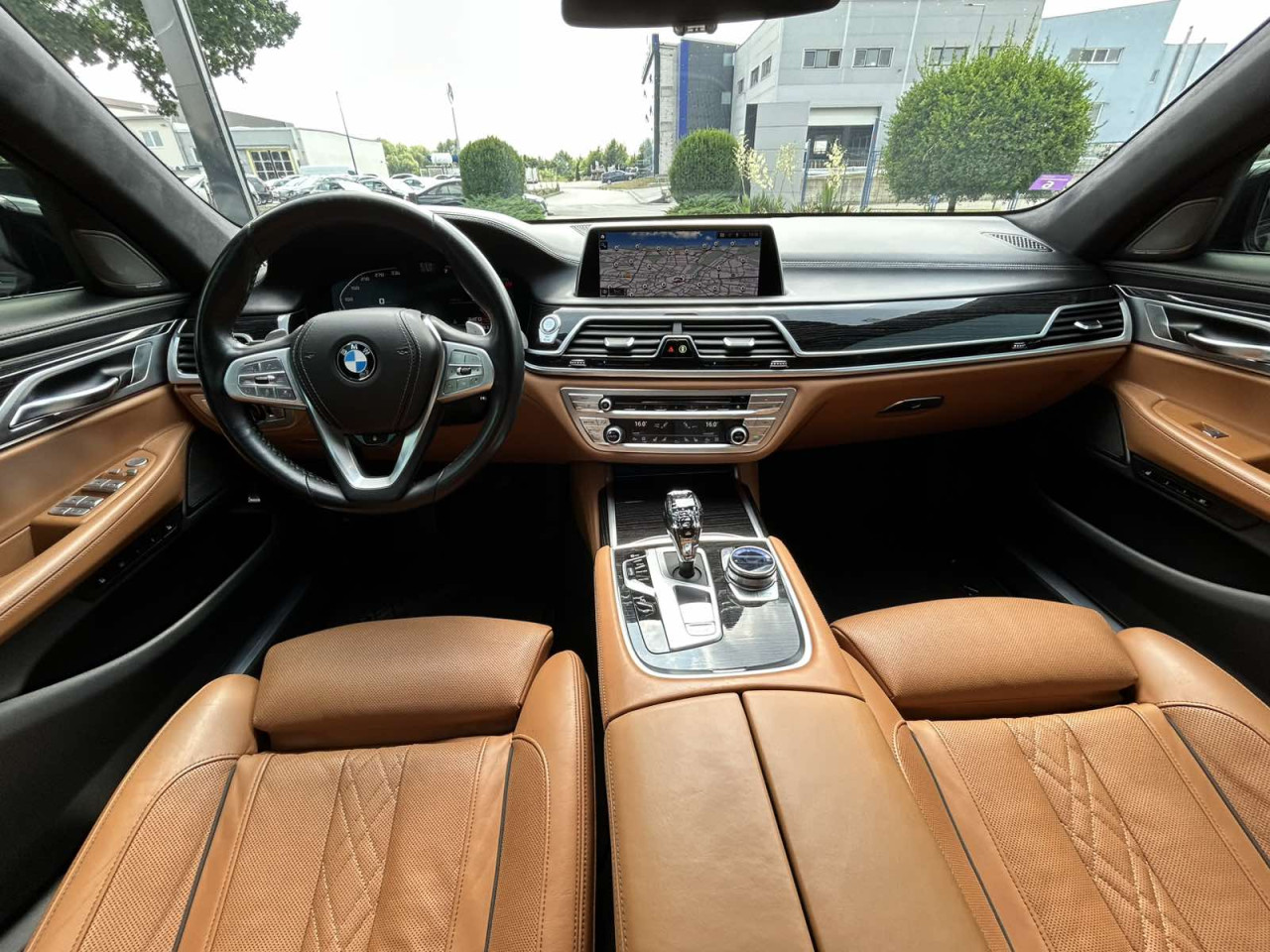 BMW 750i xDrive M - FULL Oprema