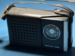 Stari radio NEYWA 402