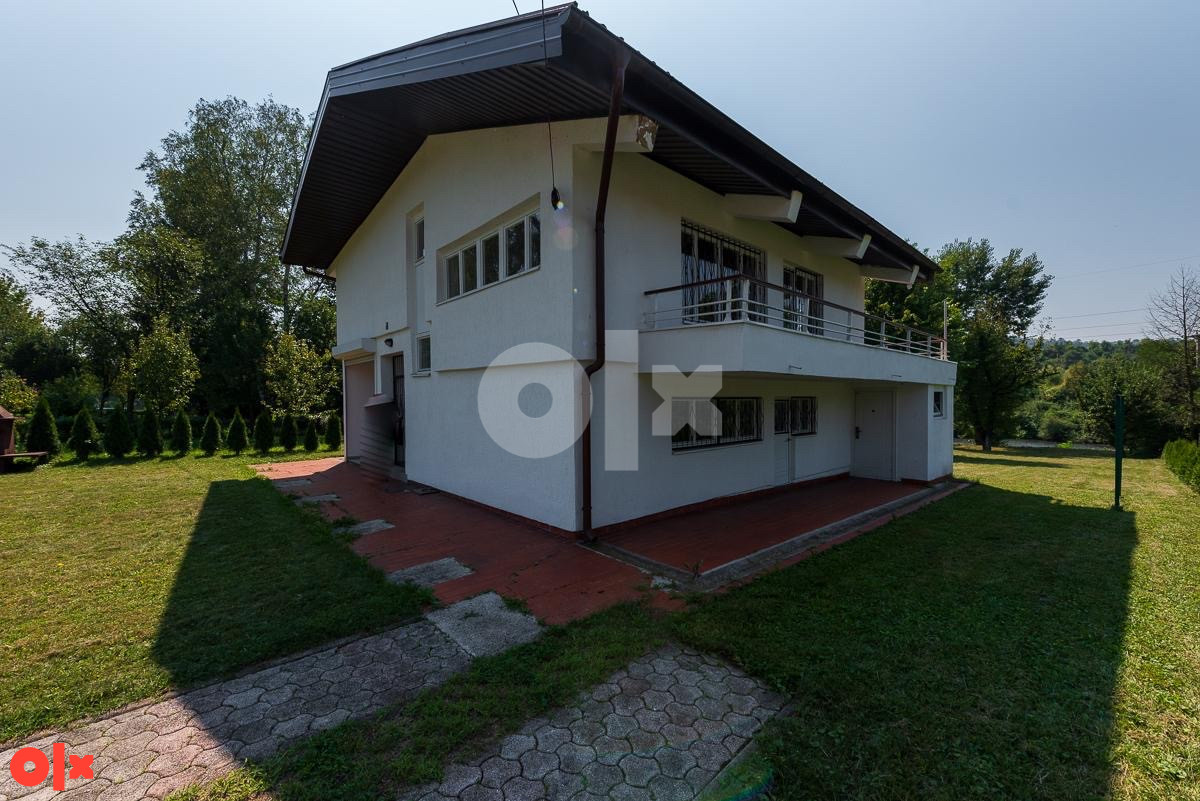vila pored rijeke sa poslovnim prostorima visoko