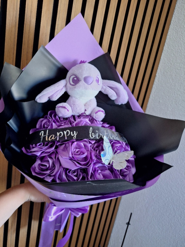 POKLON BUKET RUZA NATPIS PO ZELJI + STITCH