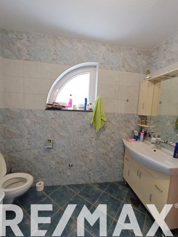 Kuća sa bazenom i ladarom kod stadiona,Prnjavor 34