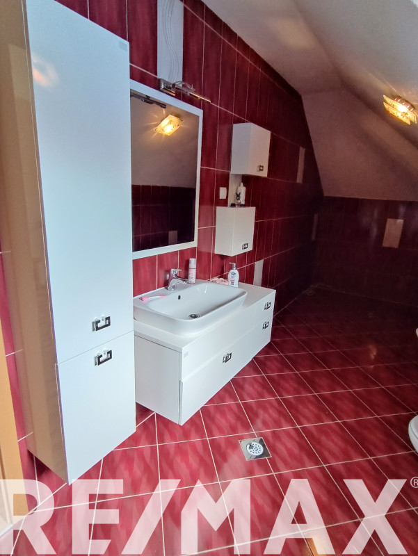Kuća sa bazenom i ladarom kod stadiona,Prnjavor 35