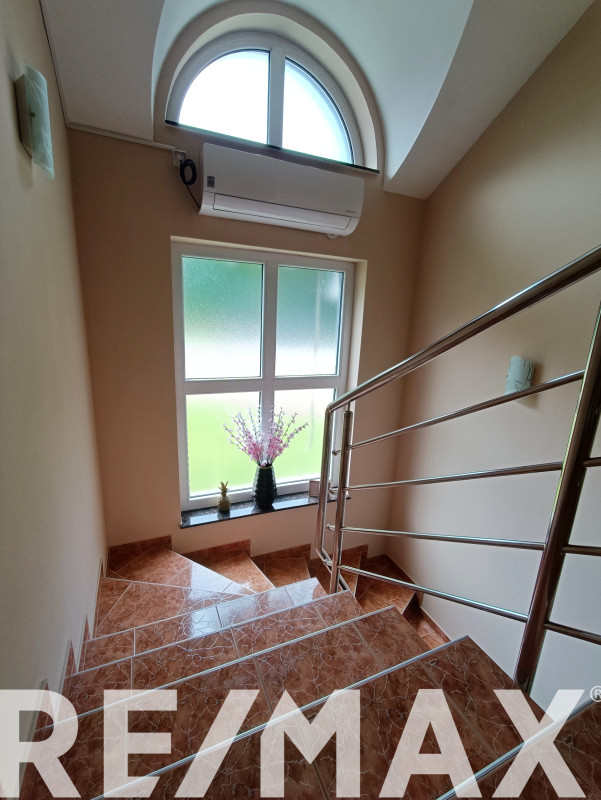 Kuća sa bazenom i ladarom kod stadiona,Prnjavor 36