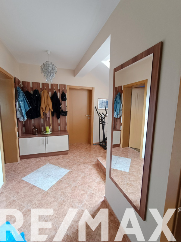 Kuća sa bazenom i ladarom kod stadiona,Prnjavor 38