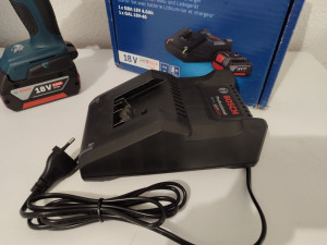 Bosch aku baterija 4ah i brzi punjač 18v-40 professional