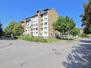 m2: Dobrinja / trosoban stan sa dva balkona / 4. sprat