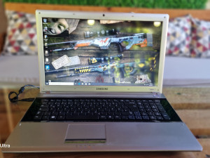 Laptop Samsung i3 8GB RAM 500GB HDD 17.3"