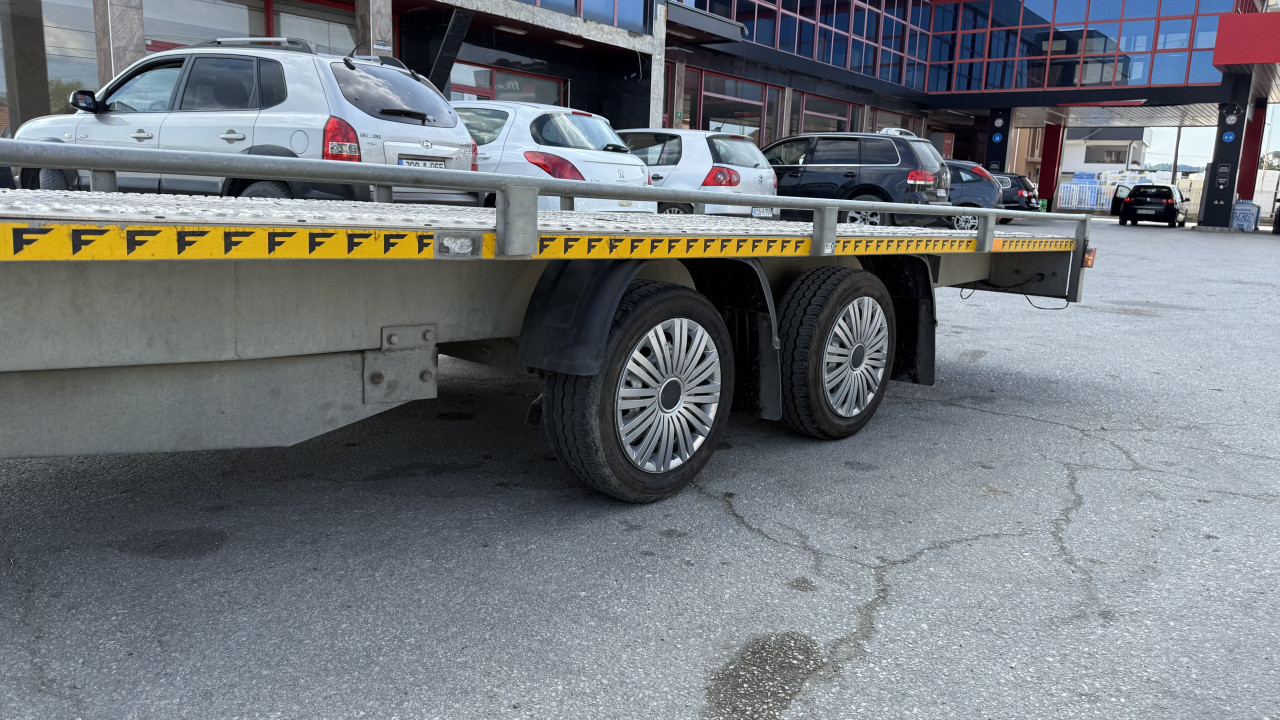 Auto prikolica BLYSS 2015 Godina Top Stanje Odrzavana Max