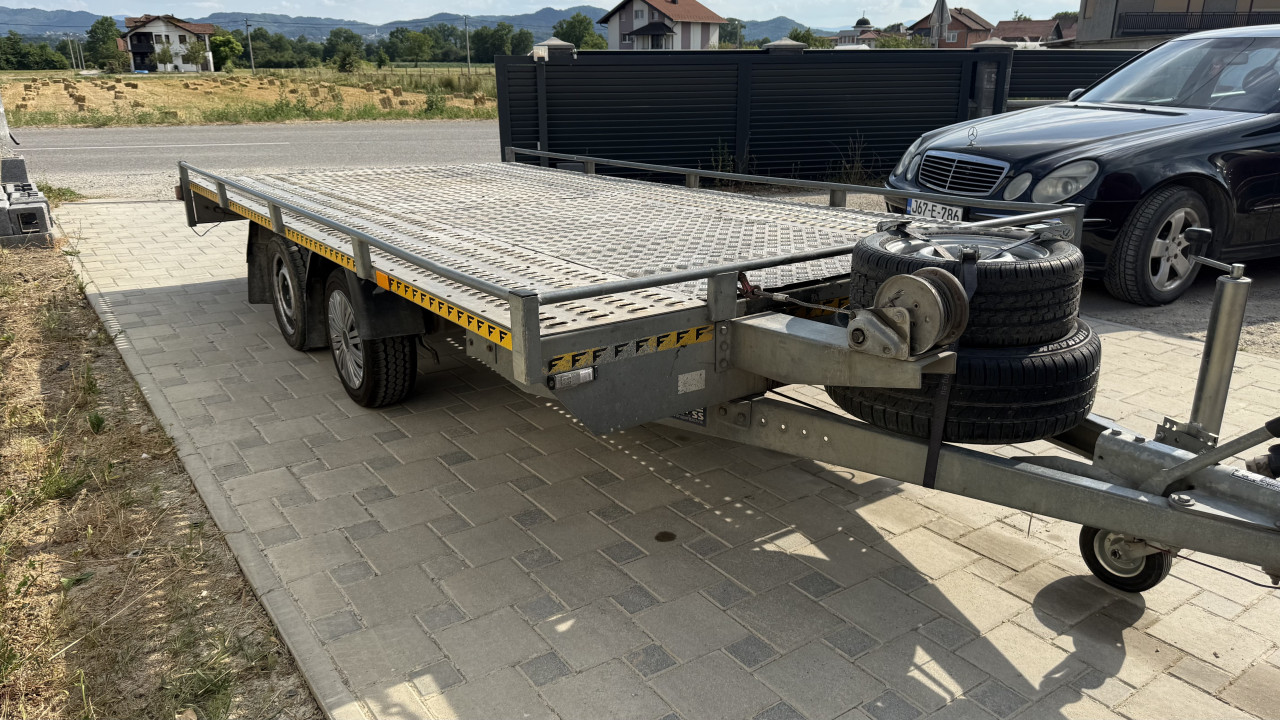 Auto prikolica BLYSS 2015 Godina Top Stanje Odrzavana Max