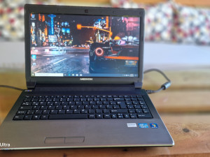 Laptop Medion i3 8GB RAM 750 GB 15.6"