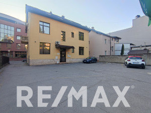 Poslovni prostor u centru, 260m2, 7 parking mjesta