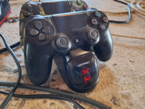 Punjac stalak za ps4 dzojstike