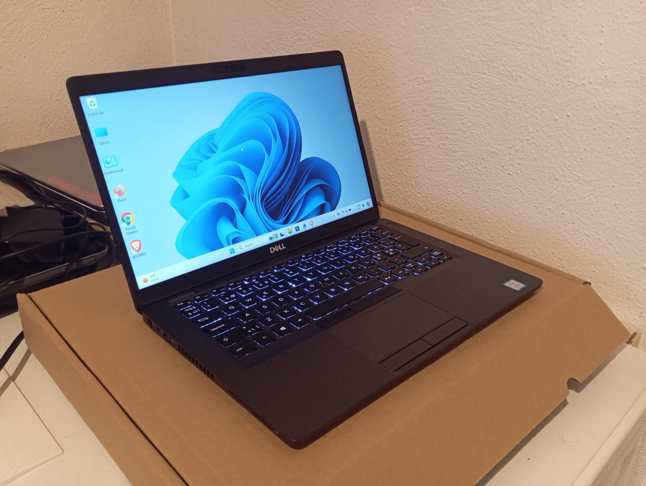 Dell 5400 i5 8250U ,16 gb , ssd 256, 14.0" , bat 3h