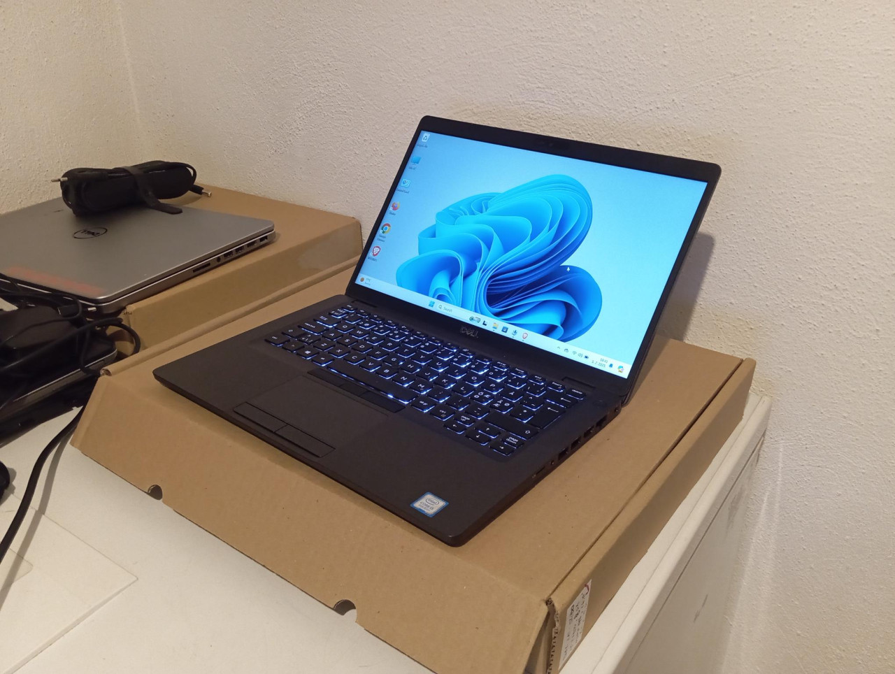 Dell 5400 i5 8250U ,16 gb , ssd 256, 14.0" , bat 3h