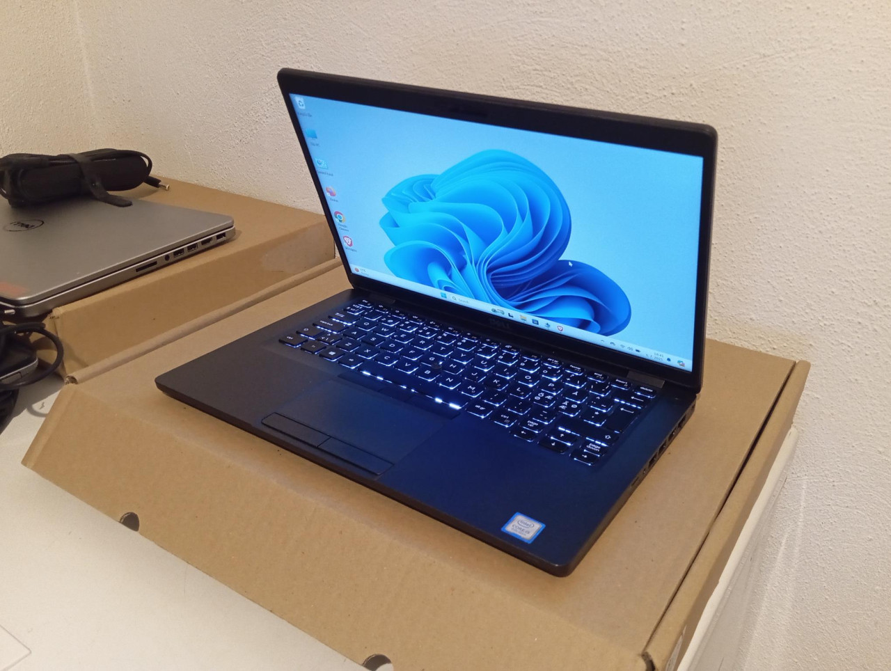 Dell 5400 i5 8250U ,16 gb , ssd 256, 14.0" , bat 3h