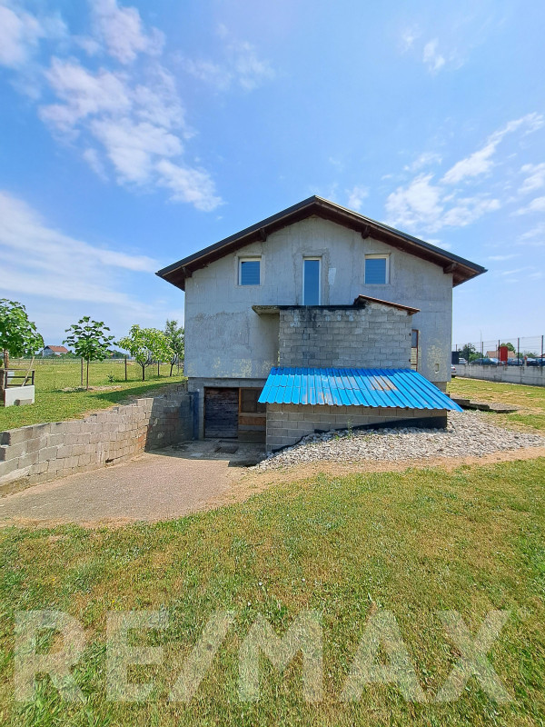 Na prodaju kuća sa zemljištem  6.975m2 u Mahovljanima, Laktaši 5