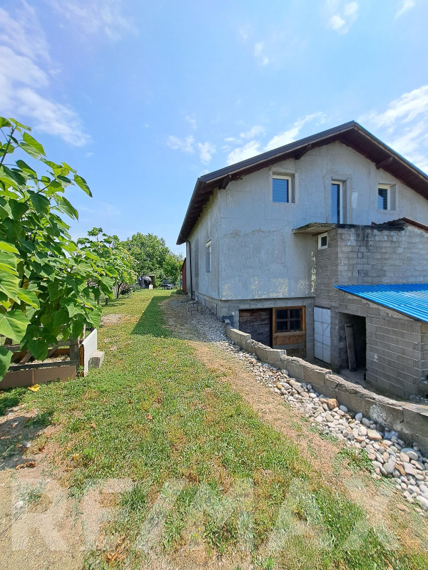 Na prodaju kuća sa zemljištem  6.975m2 u Mahovljanima, Laktaši 8