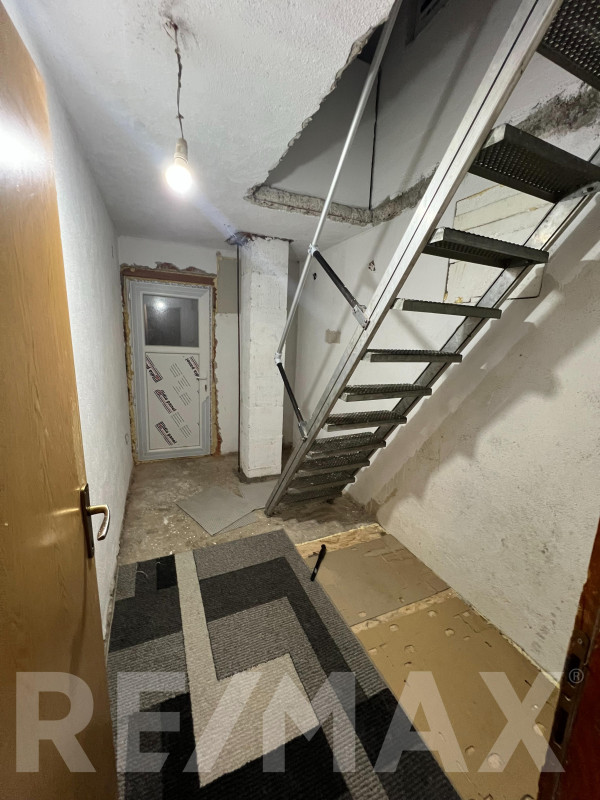 Na prodaju kuća sa zemljištem  6.975m2 u Mahovljanima, Laktaši 22