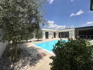 Prodaje su kuća sa bazenom u naselju Malo polje, Blagaj