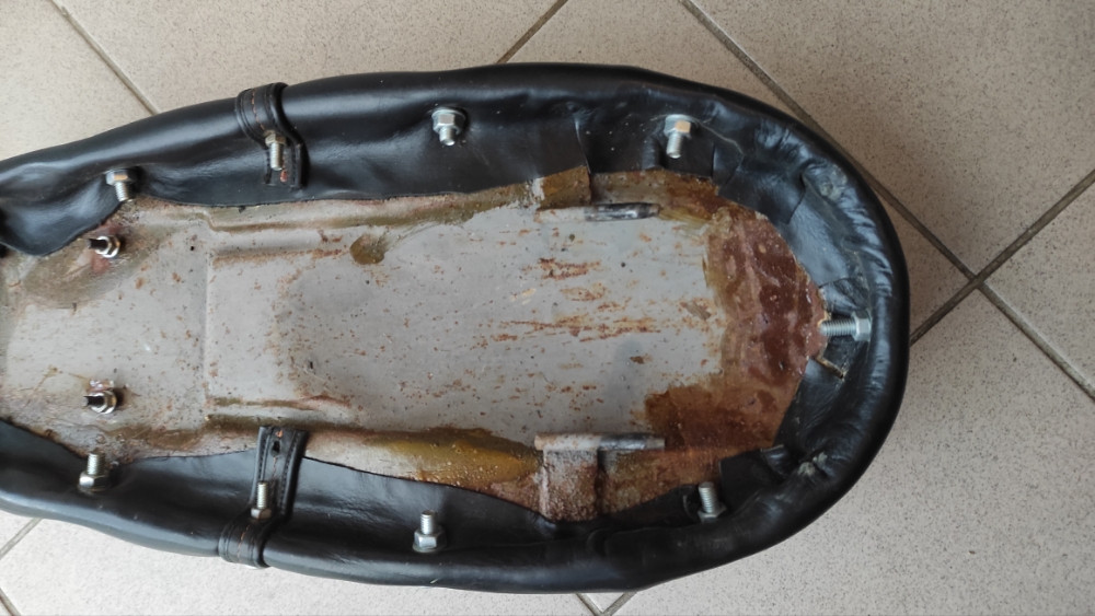 Tomos  T 15 SLC  Sjedište