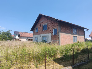 Ilidza , Azici , zemljiste sa nedovršenim objektom na prodaju!