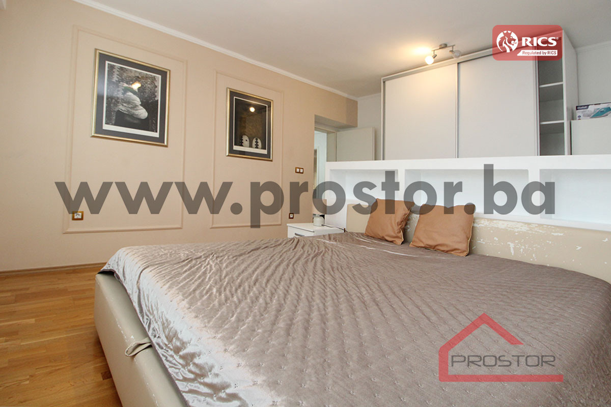 PROSTOR izdaje: Četverosoban stan, Dolac Malta 5