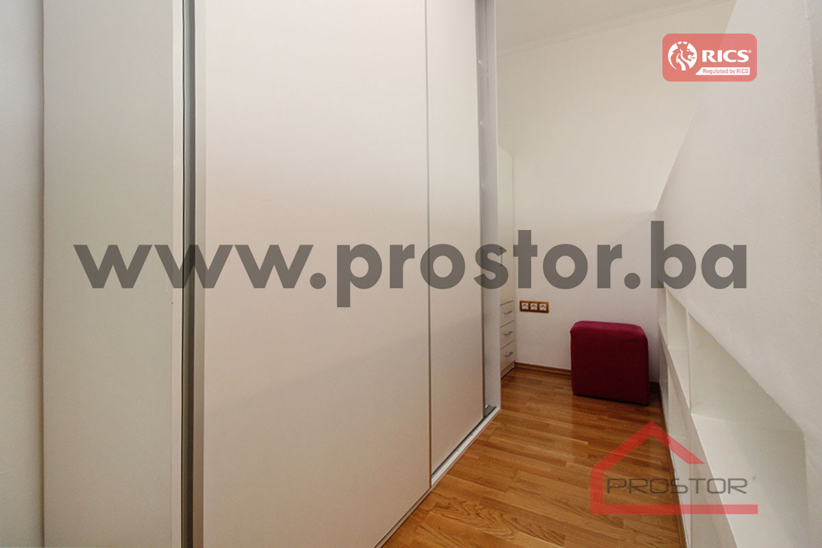 PROSTOR izdaje: Četverosoban stan, Dolac Malta 7
