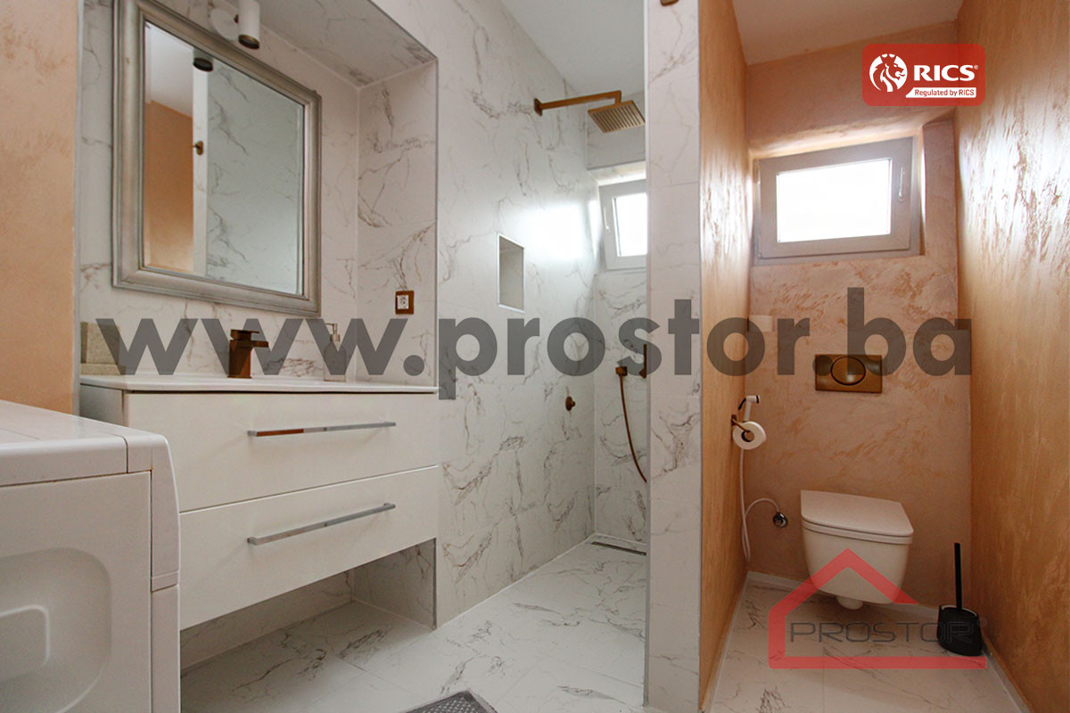 PROSTOR izdaje: Četverosoban stan, Dolac Malta 14