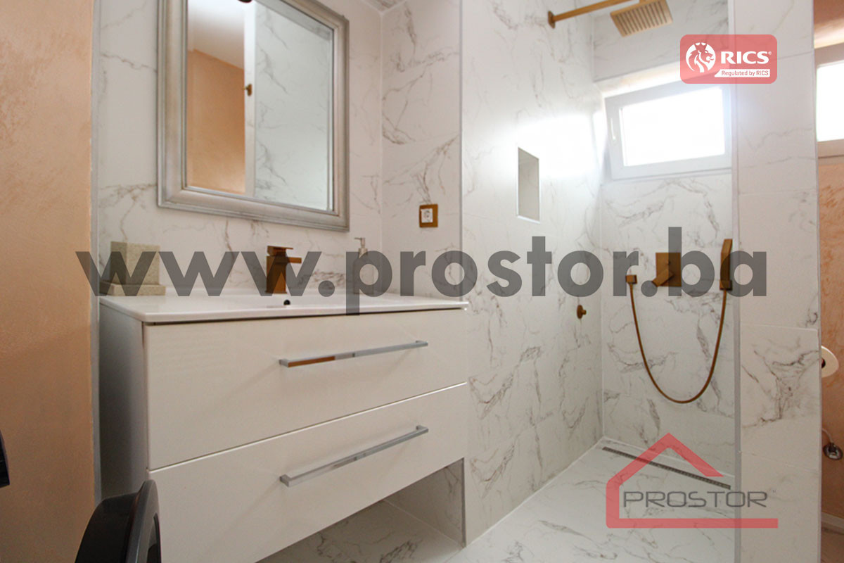 PROSTOR izdaje: Četverosoban stan, Dolac Malta 15