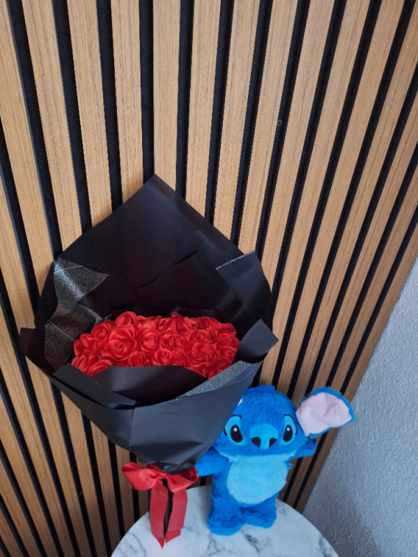 POKLON BUKET RUZA I STITCH KOJI DISE RODJENDAN GODISNJICA