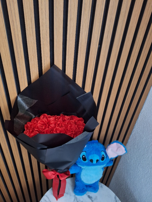 POKLON BUKET RUZA I STITCH KOJI DISE RODJENDAN GODISNJICA
