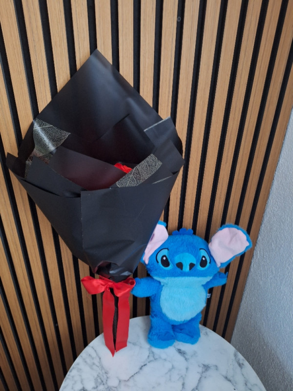 POKLON BUKET RUZA I STITCH KOJI DISE RODJENDAN GODISNJICA