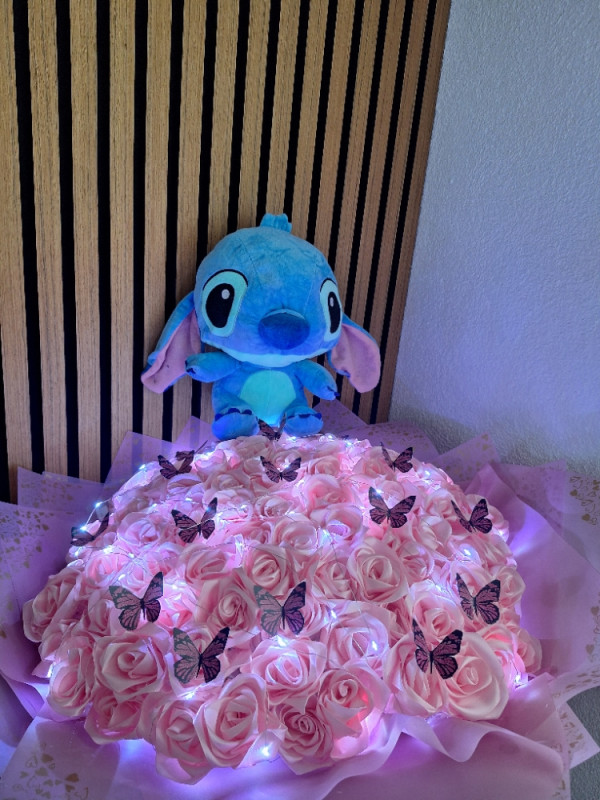 POKLON BUKET 101 RUZA + STITCH RODJENDAN GODISNJICA
