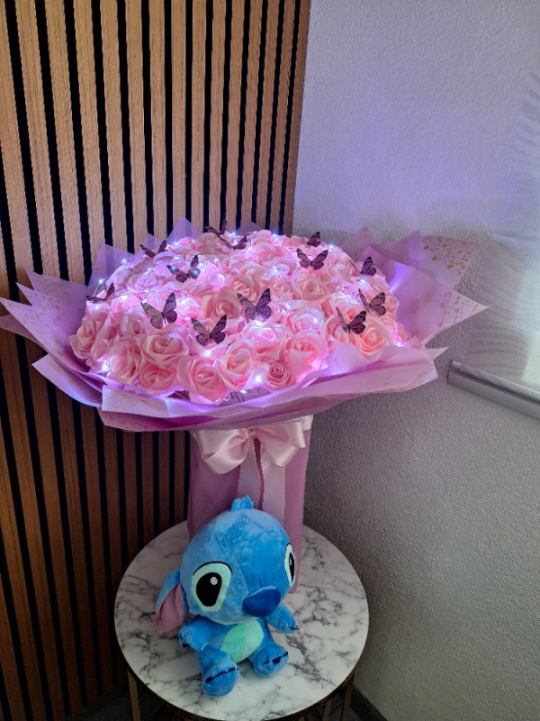 POKLON BUKET 101 RUZA + STITCH RODJENDAN GODISNJICA