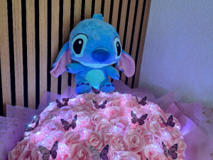 POKLON BUKET 101 RUZA + STITCH RODJENDAN GODISNJICA