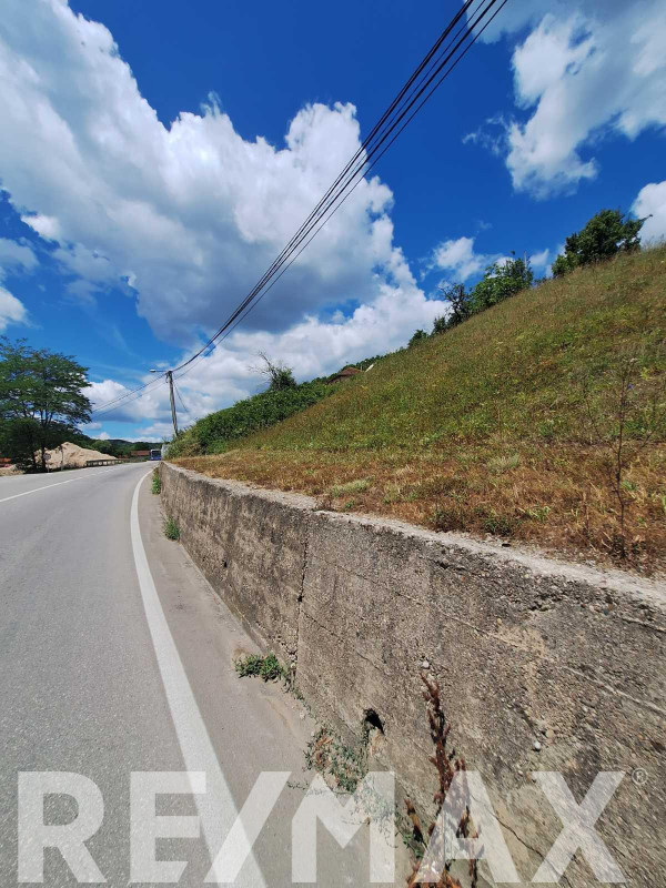 ATRAKTIVNO  zemljište na glavnoj saobraćajnici-Pavlovac