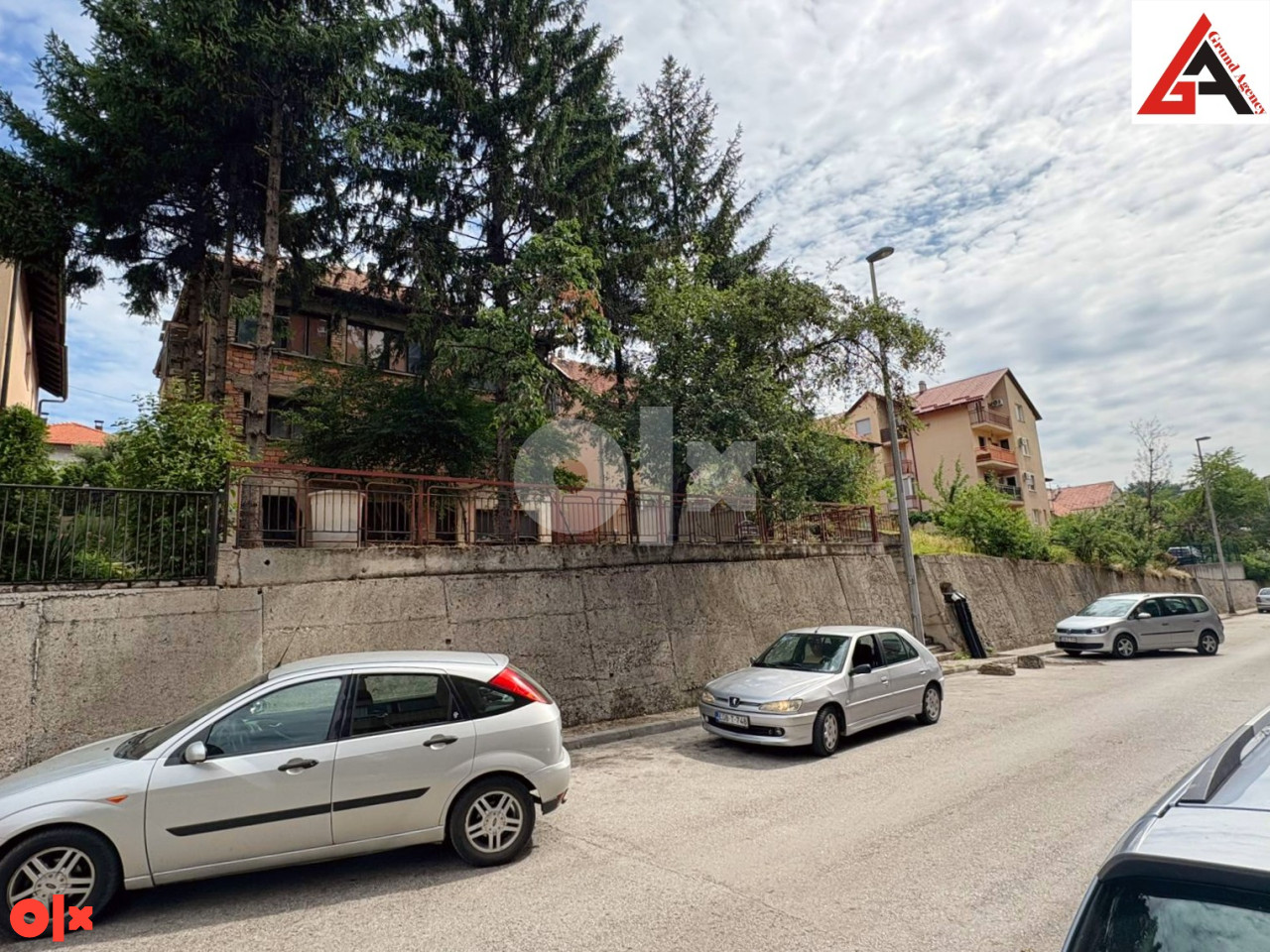 Kuća 240 m2 stambenog prostora i 465 m2 okućnice -  Zenica 4