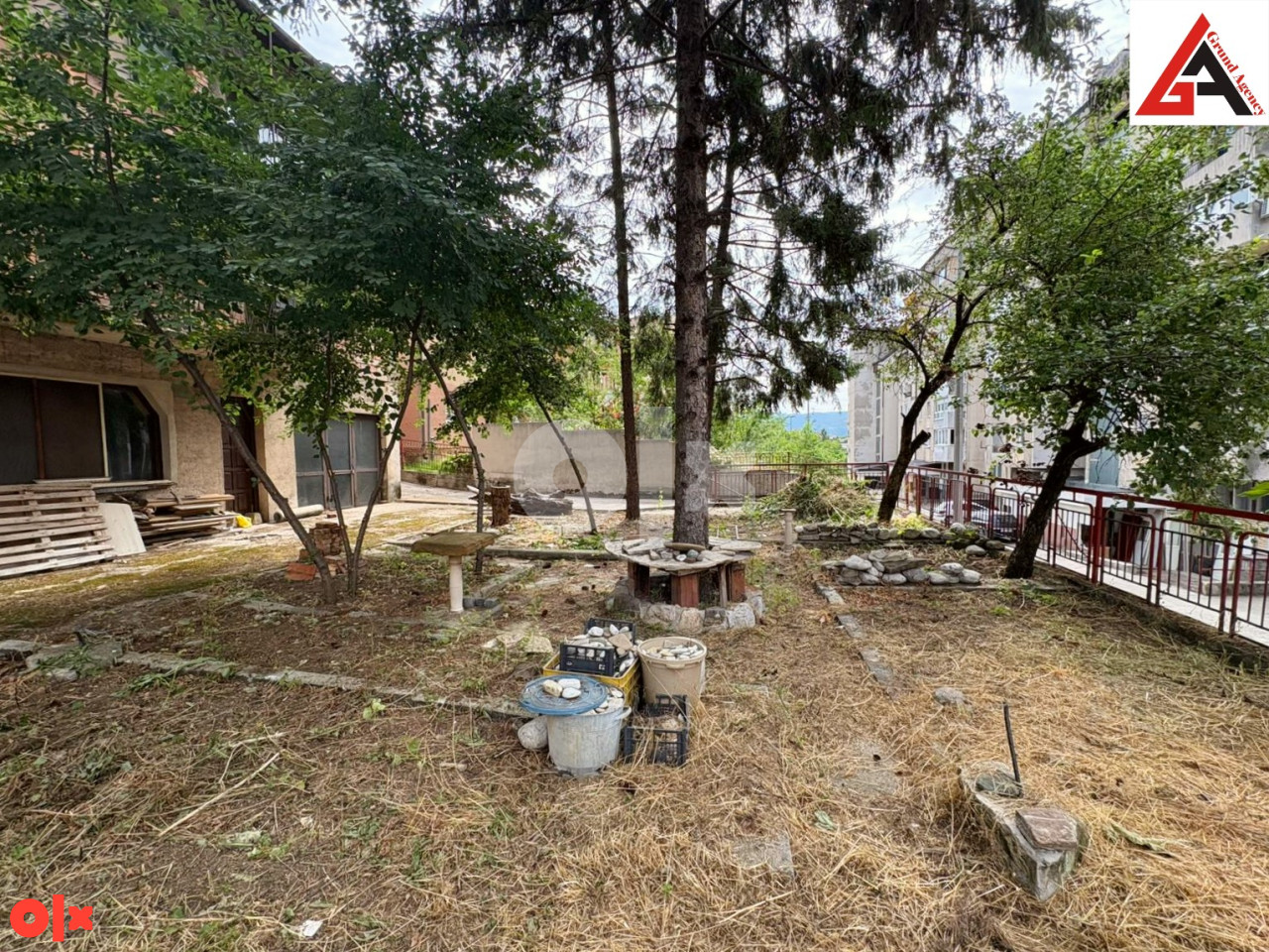 Kuća 240 m2 stambenog prostora i 465 m2 okućnice -  Zenica 5