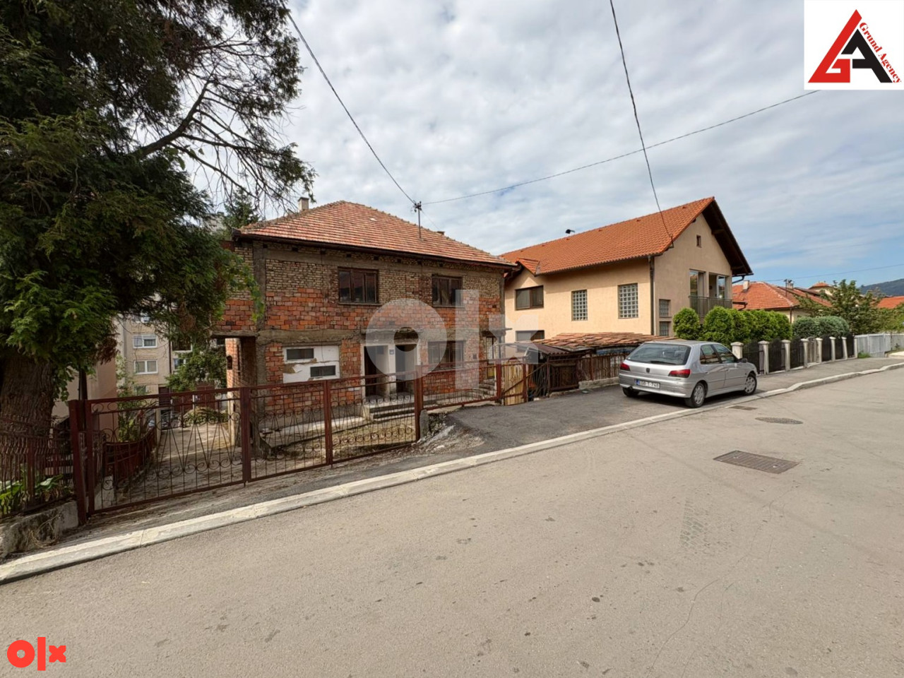 Kuća 240 m2 stambenog prostora i 465 m2 okućnice -  Zenica 6
