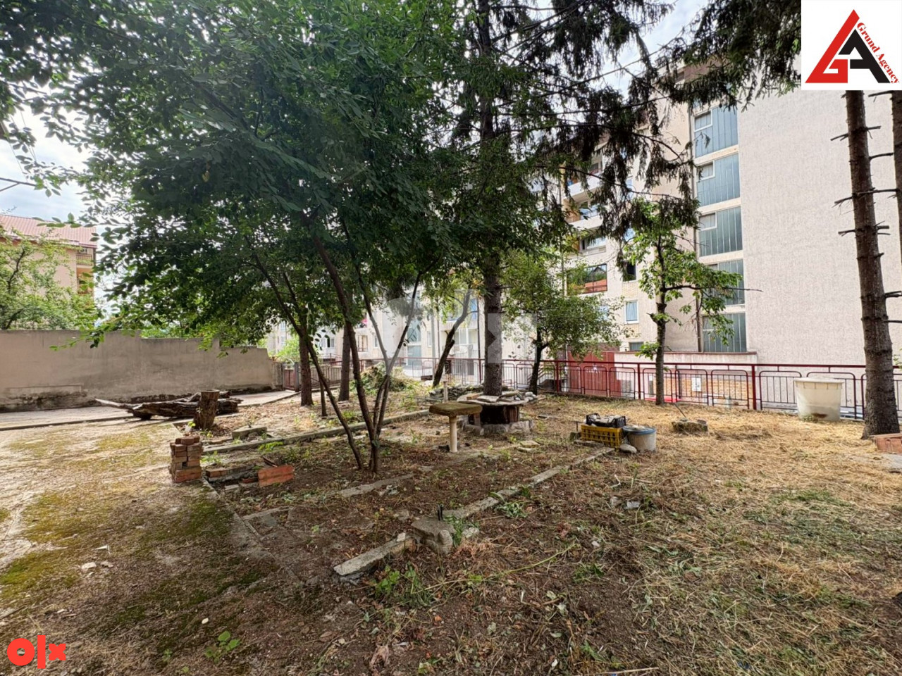 Kuća 240 m2 stambenog prostora i 465 m2 okućnice -  Zenica 7