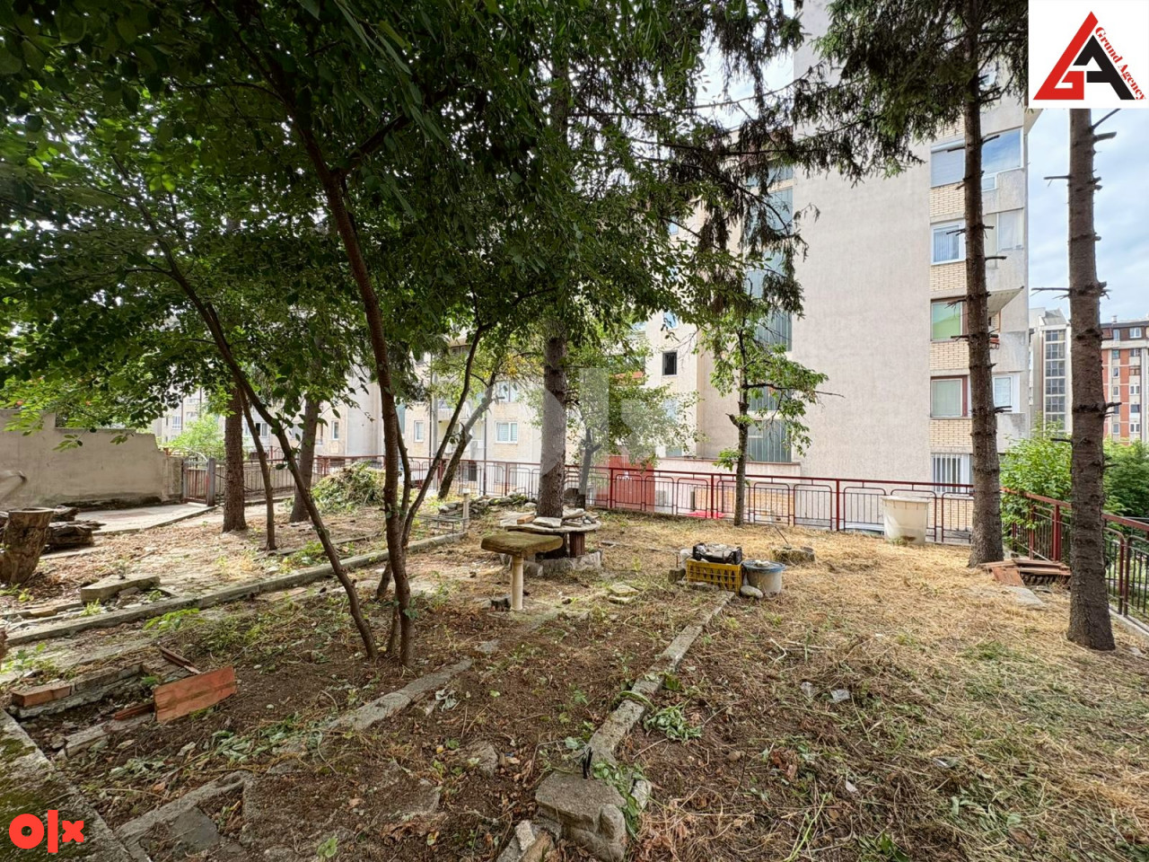 Kuća 240 m2 stambenog prostora i 465 m2 okućnice -  Zenica 8