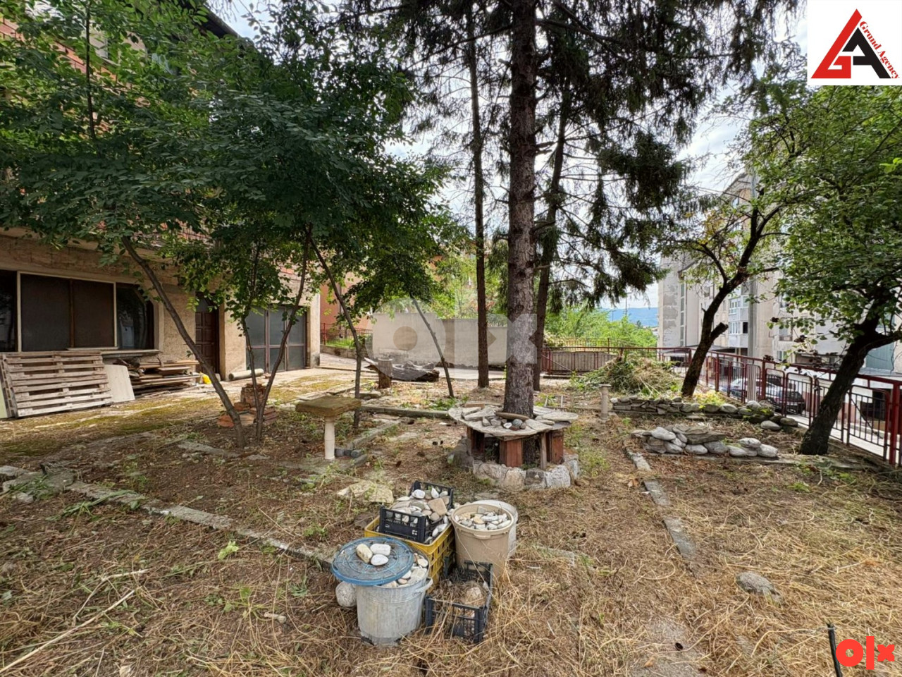 Kuća 240 m2 stambenog prostora i 465 m2 okućnice -  Zenica 9